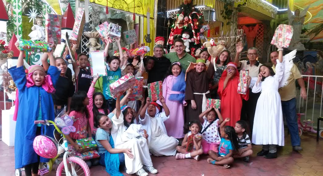 Concejal Díaz entregó regalos en Navidad: “Esta es la verdadera Caracas de la alegría”