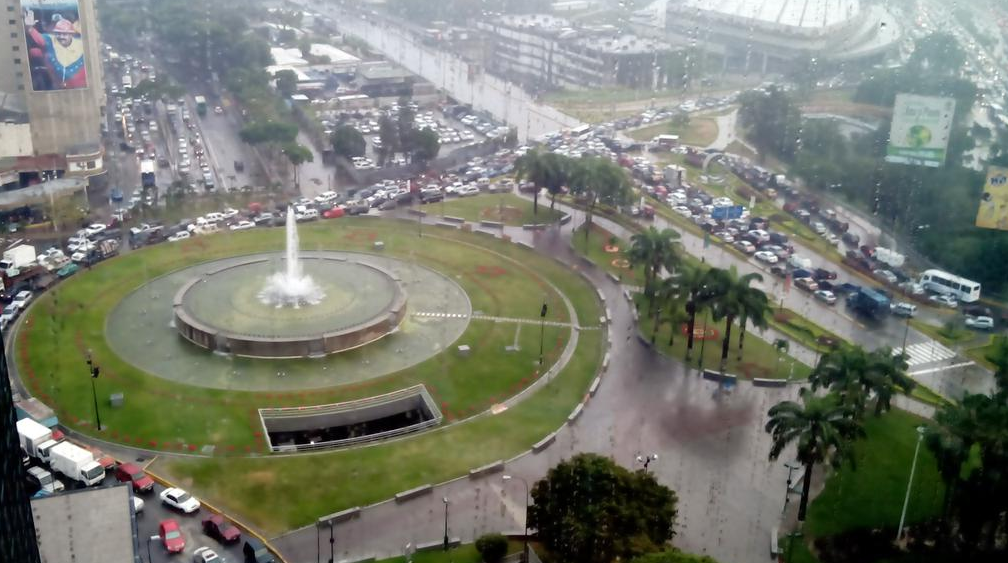 Precipitaciones congestionan varias zonas de Caracas (Fotos)