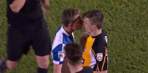 Futbolista quería picar a su rival y por eso lo besó (WTF + video)