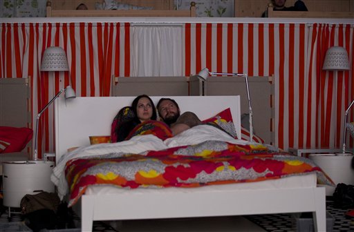 Reemplazan butacas por camas en cine (Fotos)