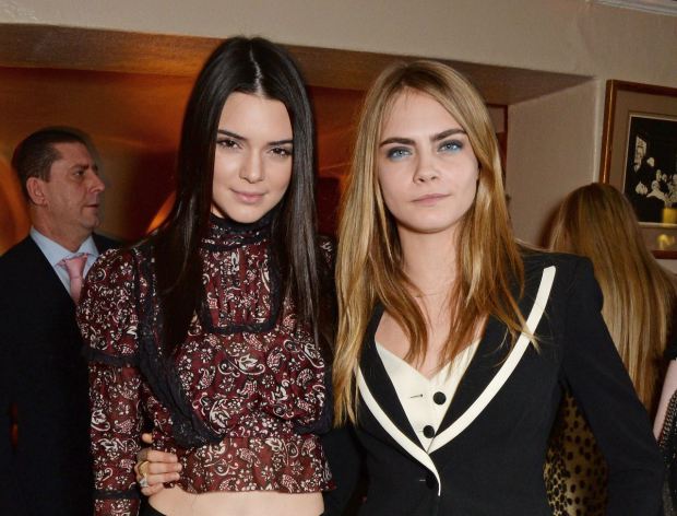 Mira la posición de Kendall Jenner y Cara Delevingne que revolucionó las redes (Foto)