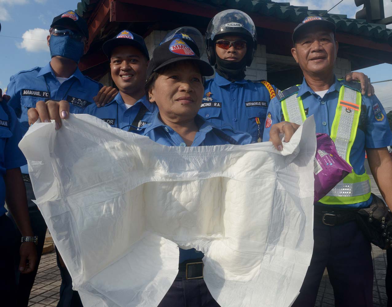 Policías filipinos usarán pañales durante la visita del Papa (Fotos)