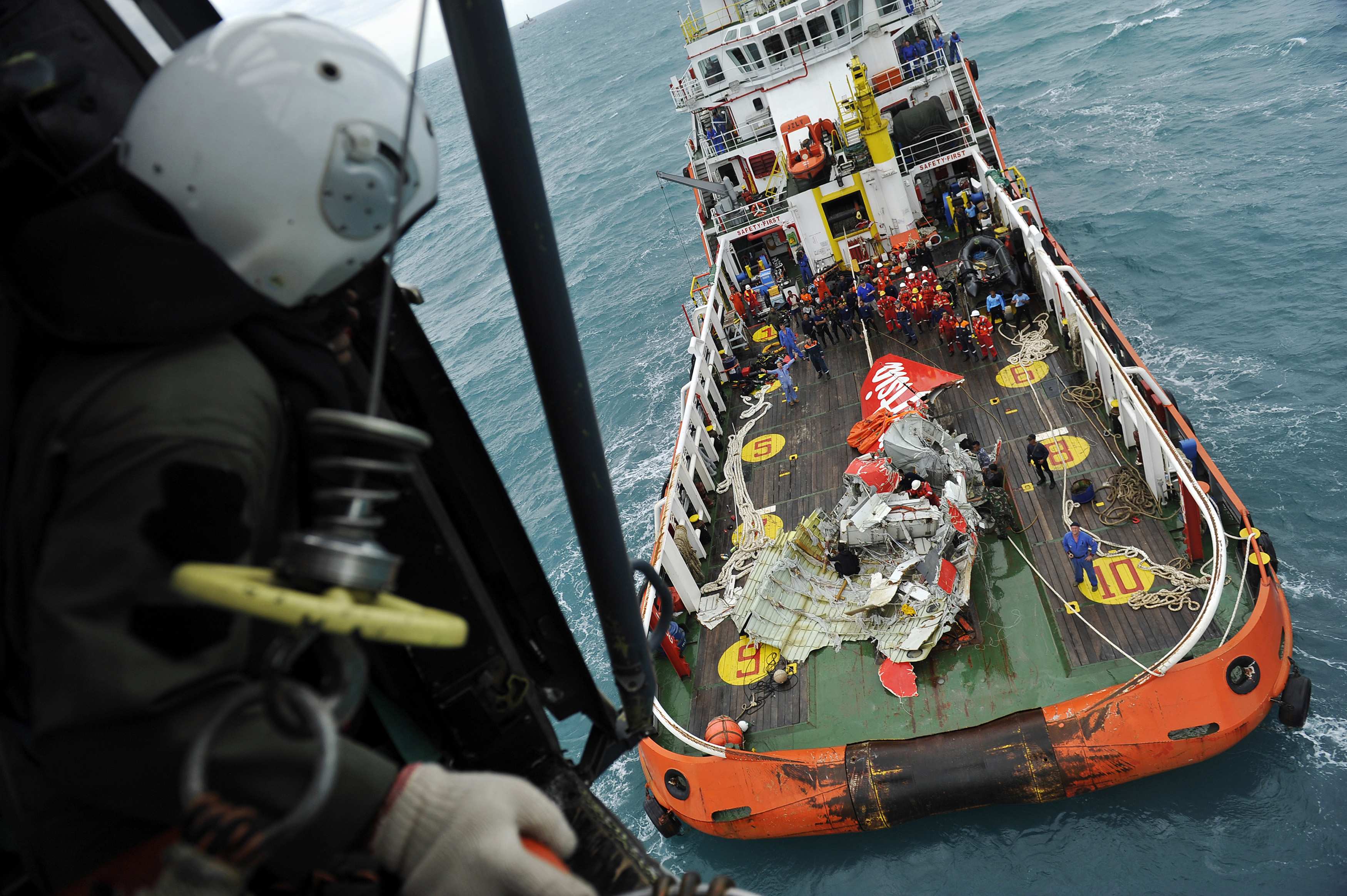 Buzos buscan cuerpos en fuselaje de avión de AirAsia que cayó al mar