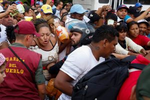 Escasez y falta de inversión también amenazan los programas sociales de Chávez