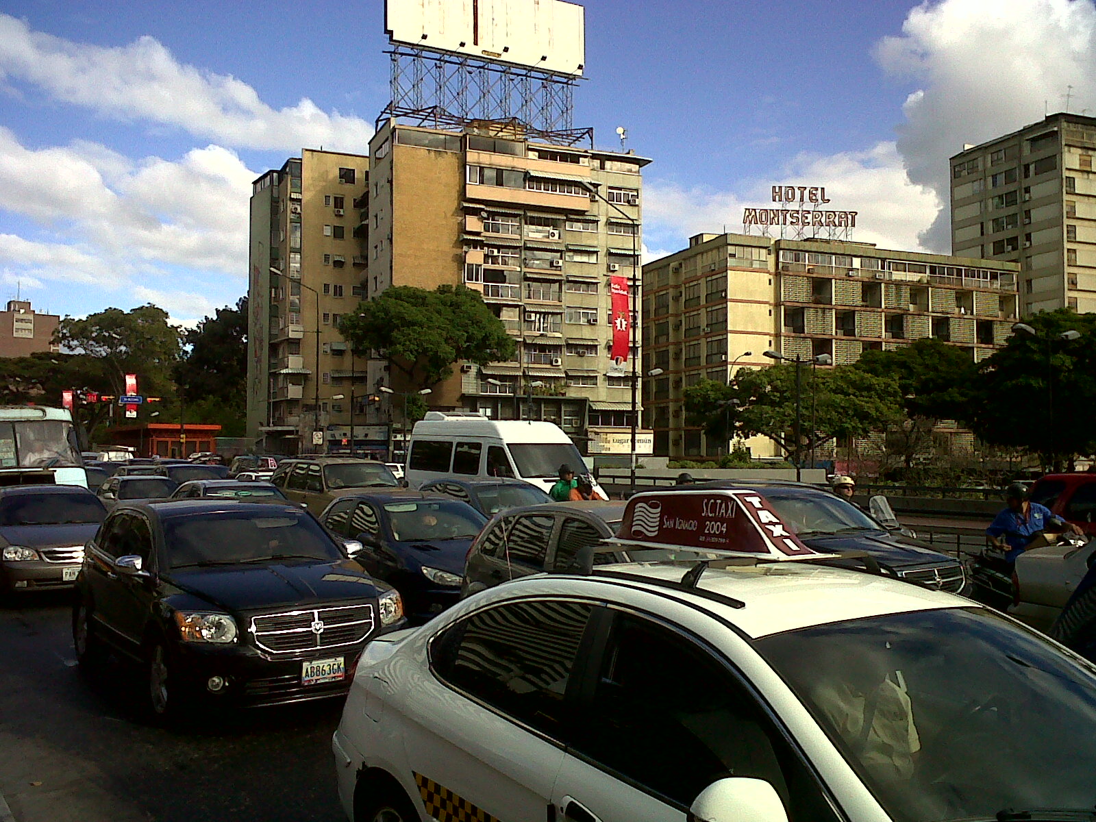 Congestionamiento en Chacao por choque de motorizados (Fotos)