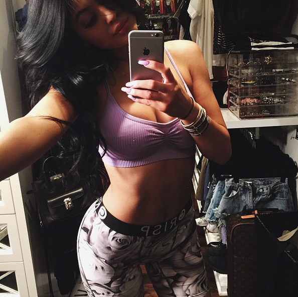 Kylie Jenner causa sensación con sexy selfie en ropa íntima (Foto)
