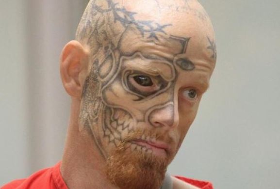 Mata a un policía y asegura que fue por culpa de sus tatuajes (Foto)