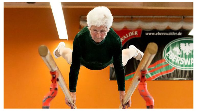 Tiene 89 años y es una dura en las barras paralelas (Video)