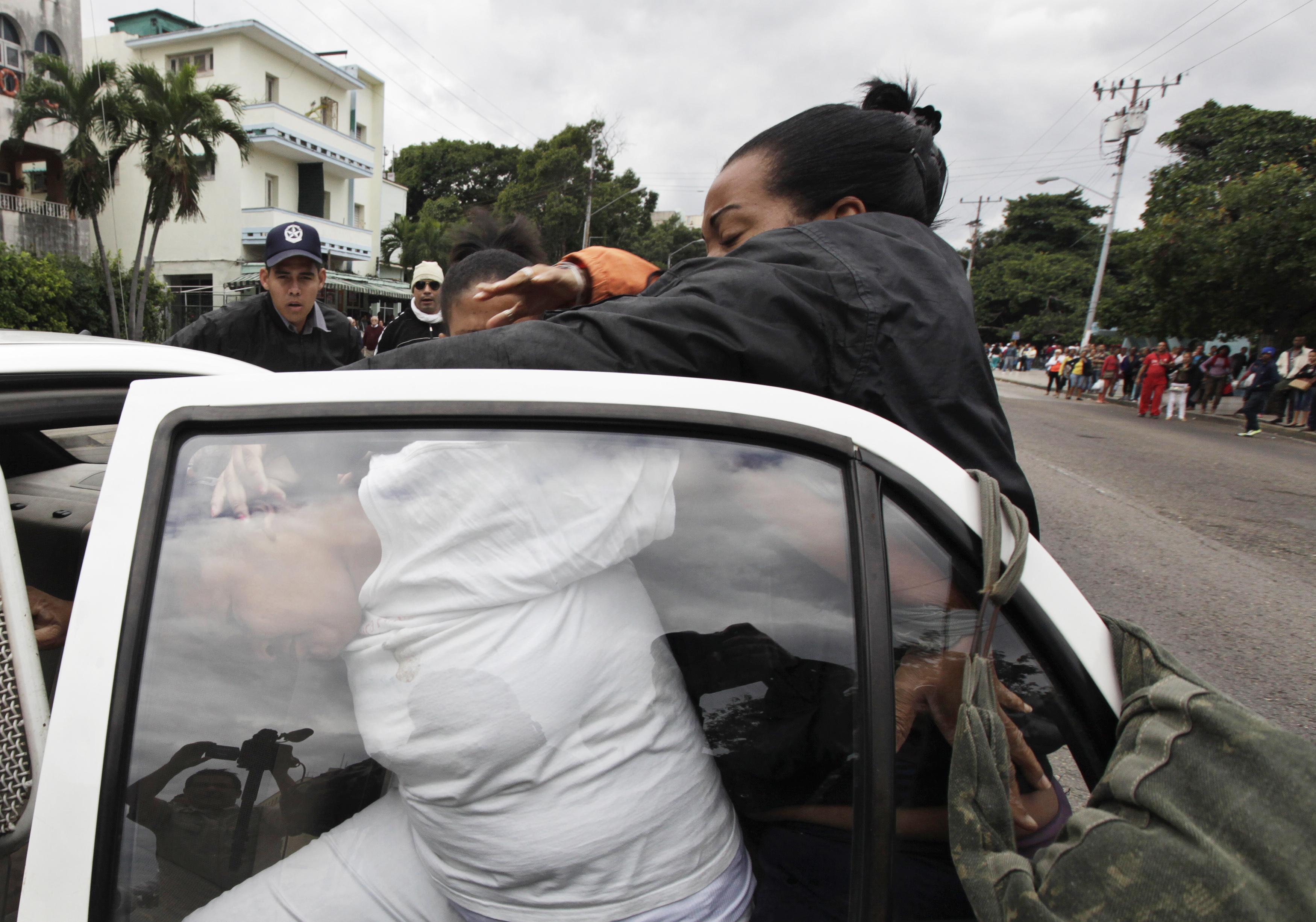 Policía detiene a disidentes que protestaban frente a una prisión en La Habana