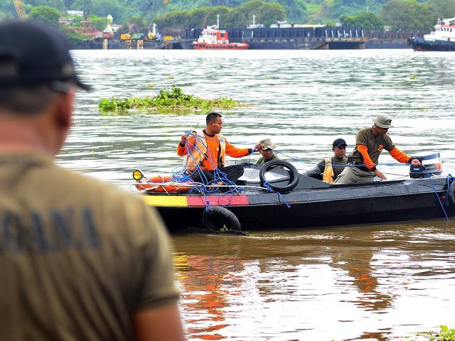 Naufraga catamarán turístico con 100 personas a bordo en Costa Rica