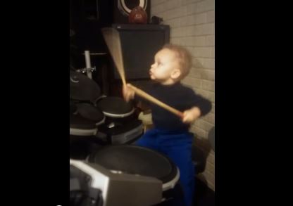 Tiene dos años y es un duro en la batería (Video)