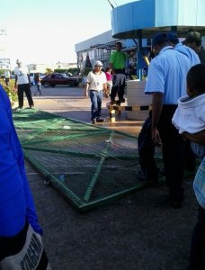 Compradores tumbaron portón para entrar a supermercado de Maracaibo