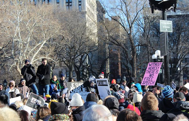 Un millar de personas protestan en Nueva York por ataque a Charlie Hebdo