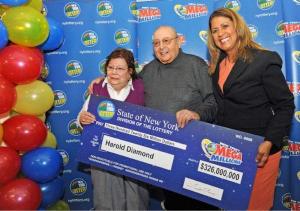 Viejito gana más de 300 millones de dólares en la lotería y lo dona a la comunidad