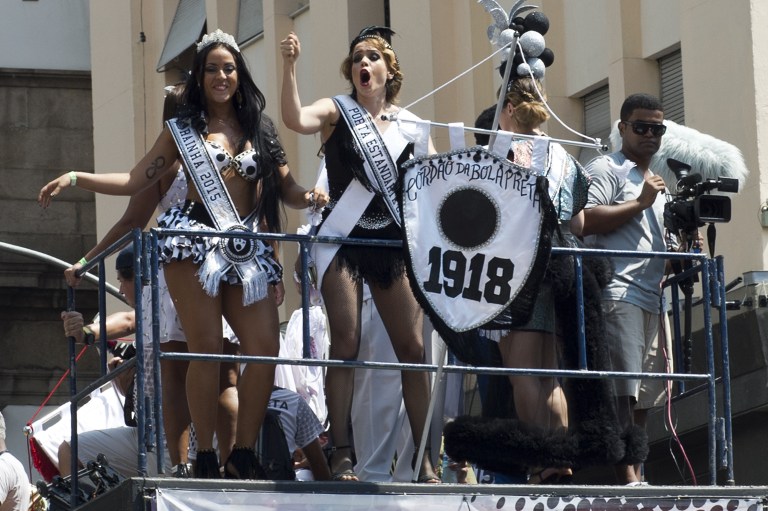 Carnaval callejero reúne a una multitud en el centro de Río (Fotos)