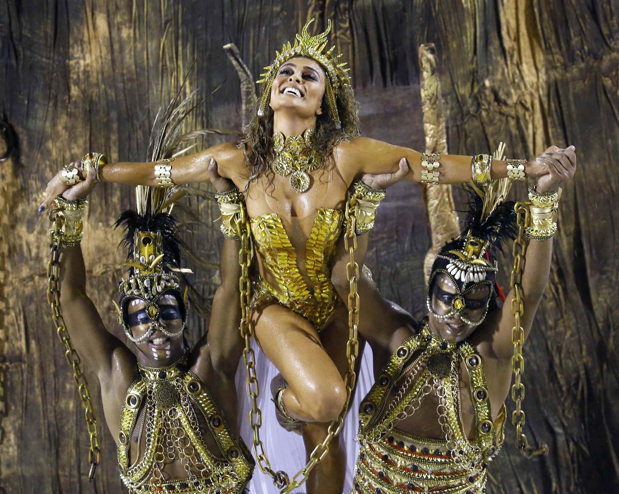 Lujo, delirio y lluvia en desfiles del Carnaval de Rio (Fotos)