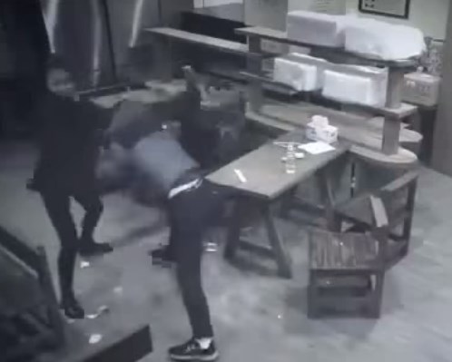 “Gatúbela” china noquea a tres hombres en un restaurante (Video)