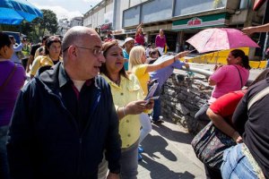 Diputados opositores venezolanos se acercan a las colas en los supermercados
