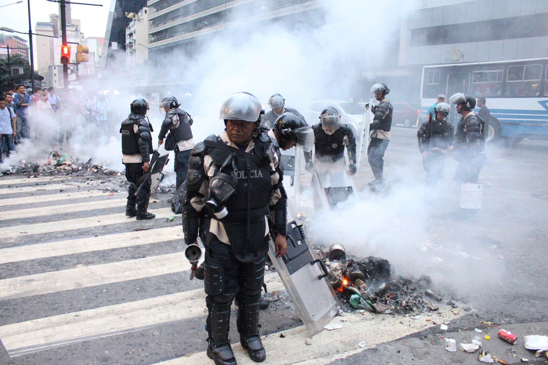 A la PNB le tocó limpiar las calles de Chacao tras represión (Fotos)