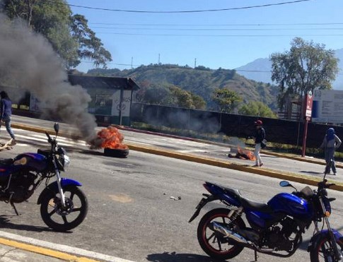 Encapuchados protestan frente a la ULA en Mérida por liceísta asesinado