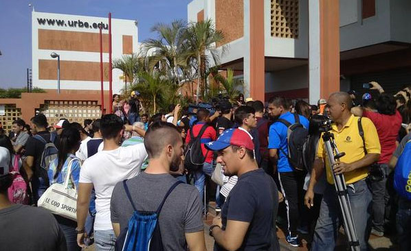 Estudiantes de Urbe se concentran por sucesos de este martes (Fotos)