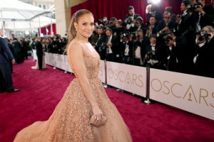 Jennifer López pensó que se la comería con su vestido en los Oscar, pero mira lo que pasó (Fotos)