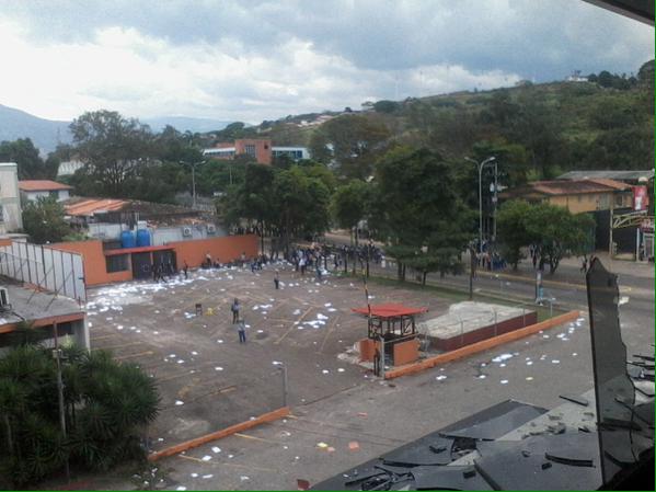 Encapuchados atacan el Politécnico Santiago Mariño en Táchira #23F