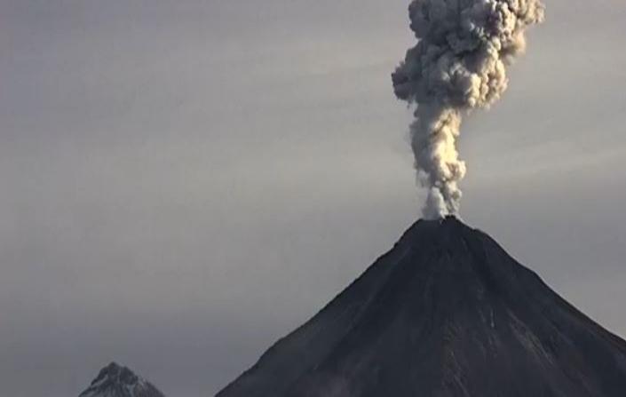 Erupción de Volcán de Fuego provoca cierre de aeropuerto en Guatemala