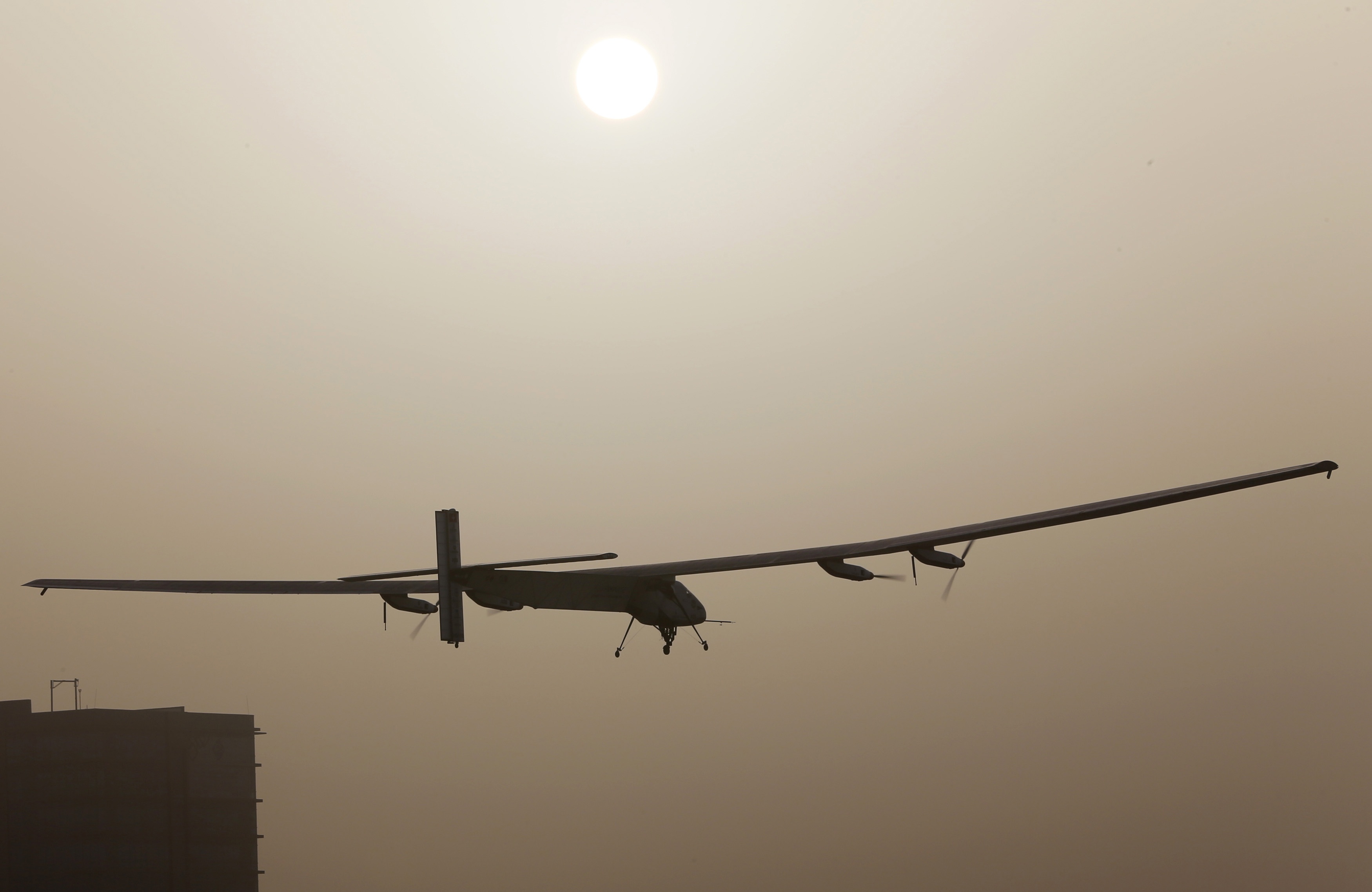 Despegó el avión Solar Impulse 2 para dar la vuelta al mundo (Fotos)