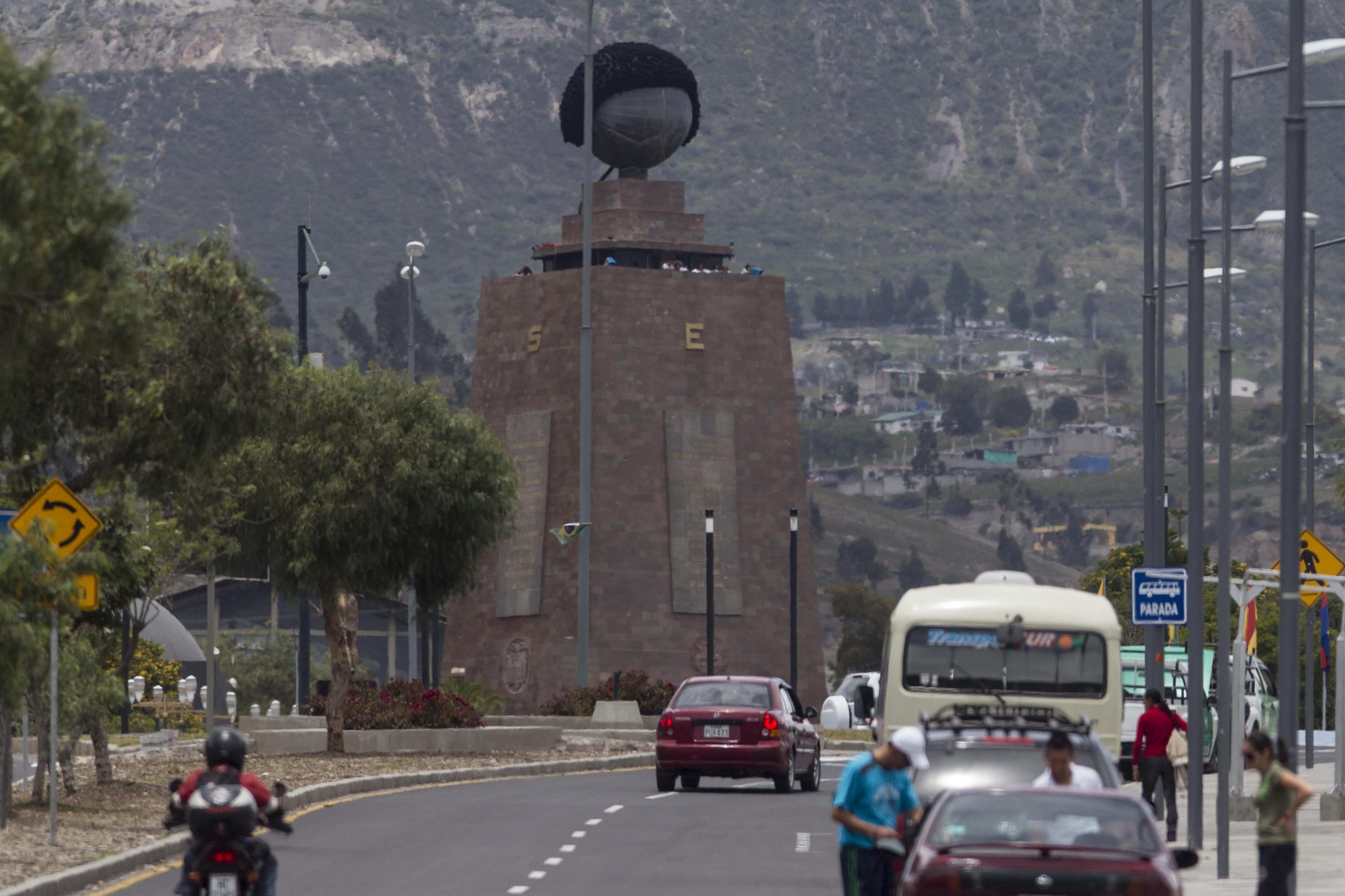 Monumento de la Mitad del Mundo se puso peluca por los niños con cáncer (Fotos)