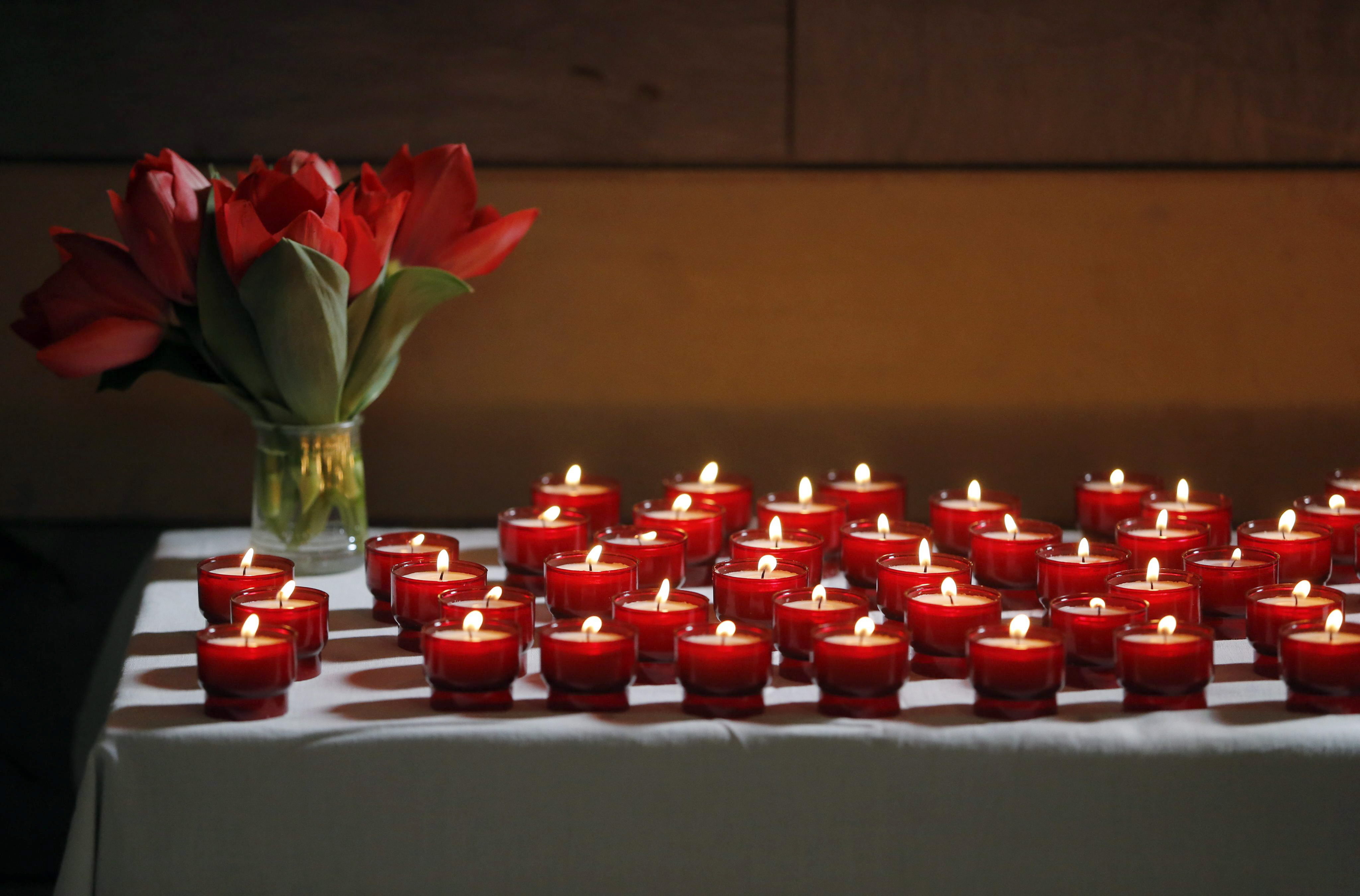 Oraciones y 150 velas por las víctimas del A320 (fotos)