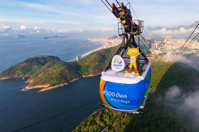 Foto cedida por RIO 2016 de la mascota Vinicius ,en el teleférico del Pan de Azucar, para celebrar los 500 dias que faltan para el inicio de los juegos olimpicos Rio 2016 . EFE