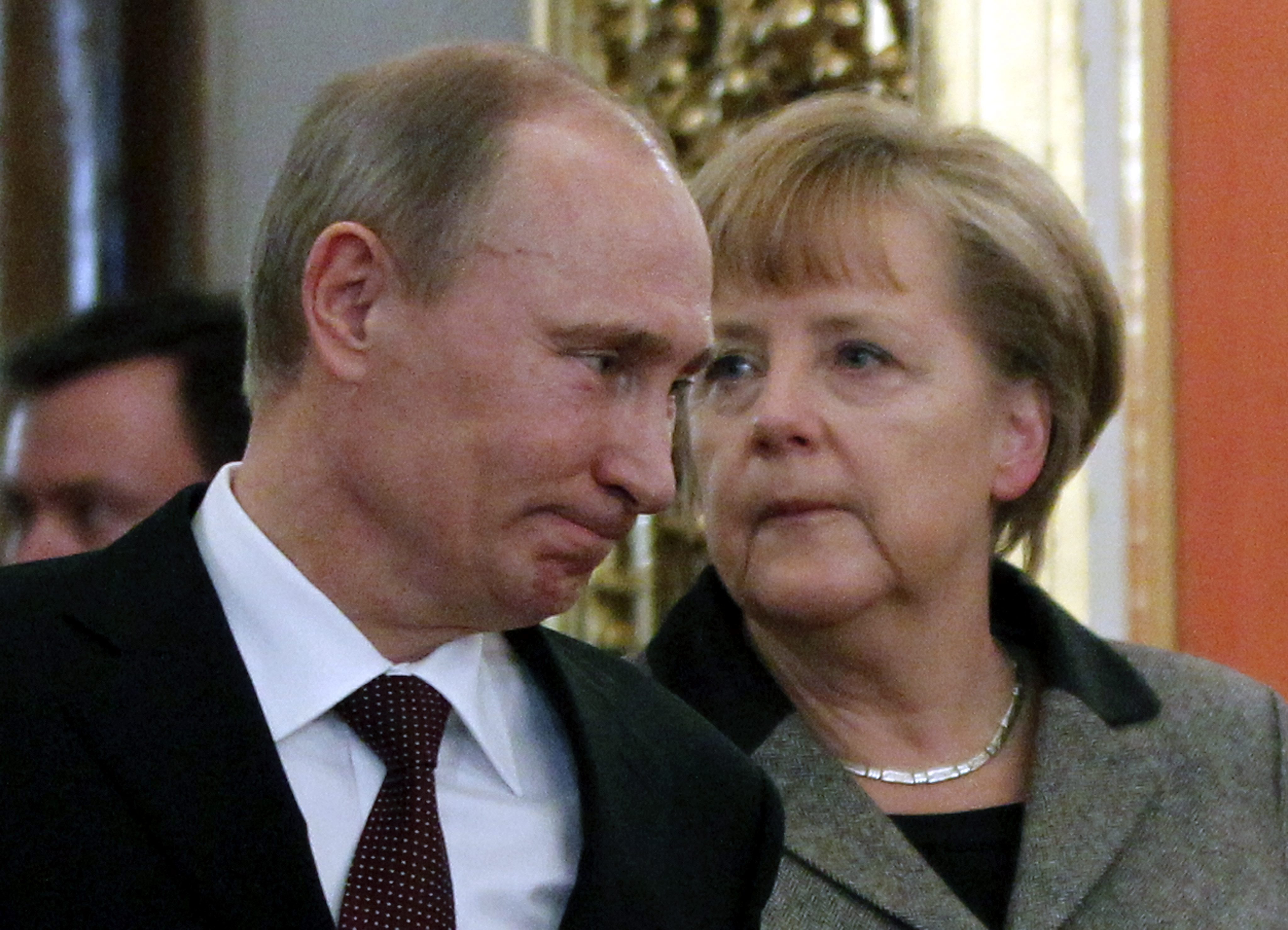 Merkel rechaza invitación de Putin