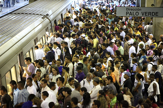 No creerás lo que hace el “Hombre Pendrive” en el Metro de Caracas