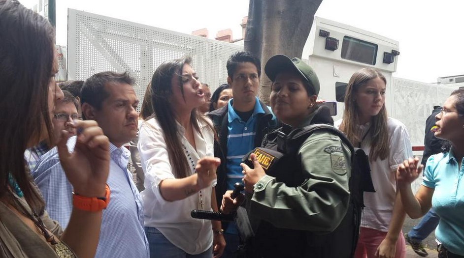 Chavistas arremetieron contra Patricia de Ceballos en el Palacio de Justicia (Fotos)