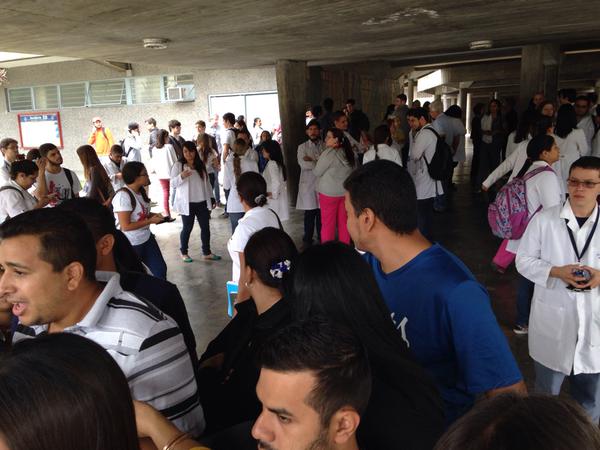 Estudiantes y médicos protestaron en la UCV para exigir solución a la crisis (Fotos)