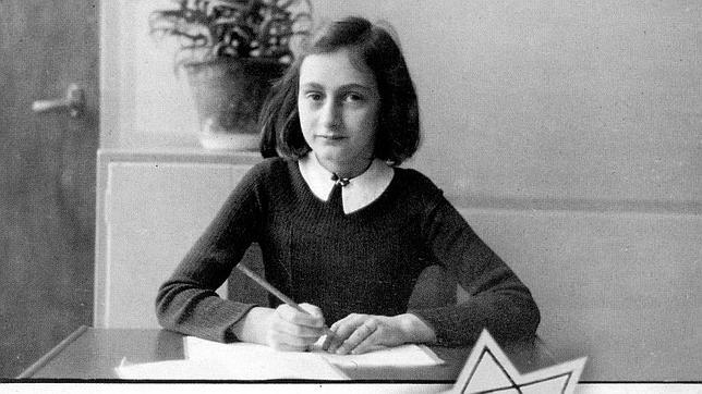 Un libro que perteneció y fue firmado por Ana Frank fue subastado en Nueva York