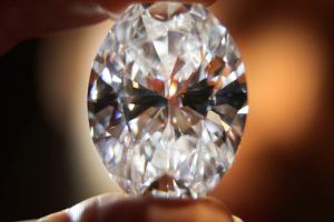 Una mujer casi tira a la basura un diamante de dos millones de dólares creyendo que era una baratija (FOTO)