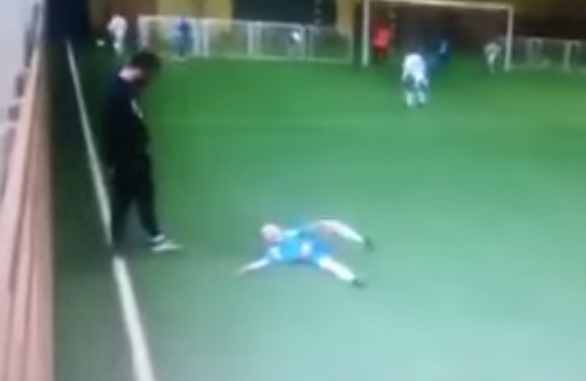 Entrenador patea a un niño de siete años en plena cancha (VIDEO)