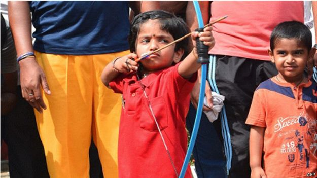 Niña de dos años batió récord de tiro con arco en India