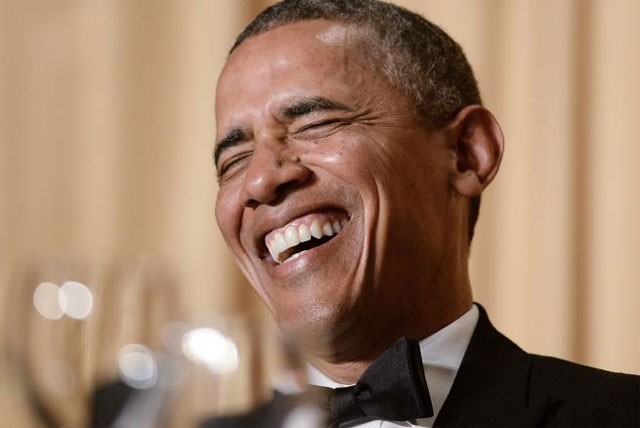 Obama se ríe de sí mismo y de políticos en cena con la élite de Washington