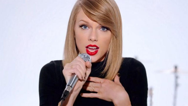 Taylor Swift recibe tremendo arañón en sus piernas de 40 millones de dólares (Fotos)