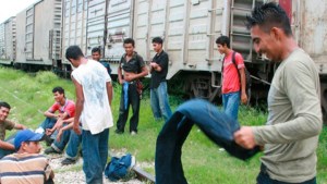 Autoridades mexicanas detienen a cuatro traficantes de personas