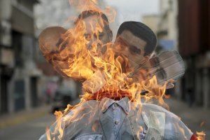 Muñecos de Obama y Maduro arden en la Quema de Judas (Fotos)