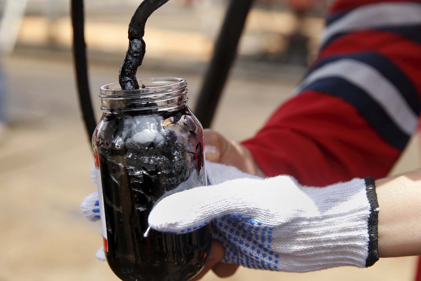 Petróleo abre estable en Nueva York a 61,01 dólares el barril