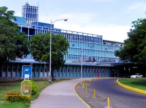 ¡DOLOROSO! Fallecidos en el Hospital Universitario de Maracaibo son arrastrados por las escaleras (VIDEO)