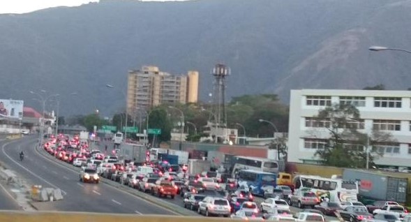 Paso por autopista Caracas-La Guaira estuvo tres horas cerrado por motín