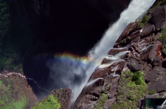 La extraordinaria perspectiva del agua del Salto Angel (video)