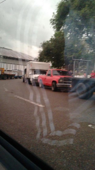 Larga cola de camiones para solicitar el chip en San Cristóbal (Fotos)