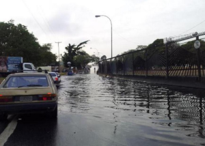 Caos en la Francisco Fajardo por mega laguna en Altamira (Fotos)